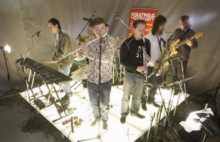 Marimba Plus + Сергей Старостин (вокал, духовые) + Сергей Клевенский (духовые инструменты, волынка) + Сергей Филатов (фортепиано) + Михаил Смирнов (аккордеон, клавишные) + Виталий Кись (гитара) + Алекс Ростоцкий (бас-гитара) + Таисия и Ольга Краснопевцевы (вокал) + Владислав Окунев (перкуссия) + Мария Сингал (ирландские танцы)