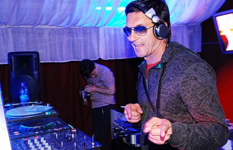 Nil Sunrise. DJs Nil, Dima Tez, Club Paradise Tour Residents