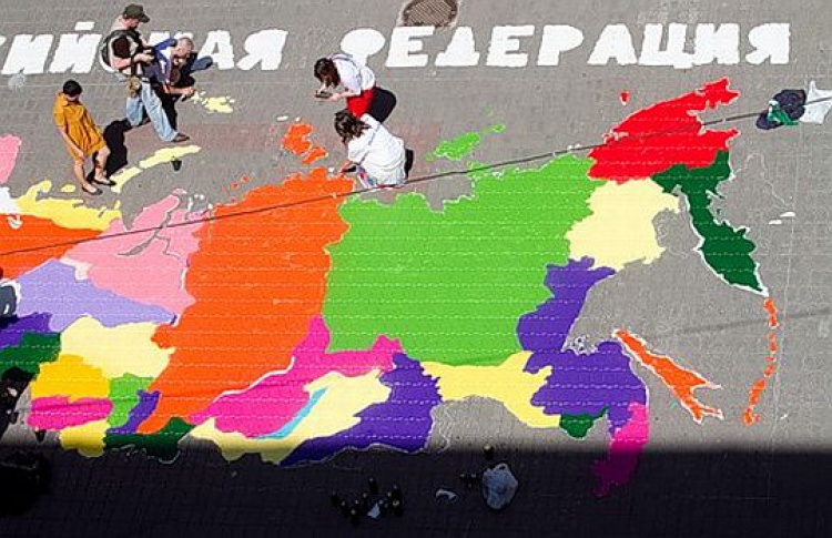 Карту России можно увидеть бесплатно перед Университетом геодезии