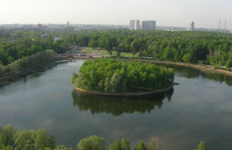 Люди прячутся от солнца на острове в Подмосковье