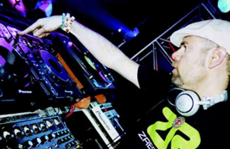 Презентация телефона Nokia: DJs Джои Негро, Сэнди Ривьера (Великобритания)