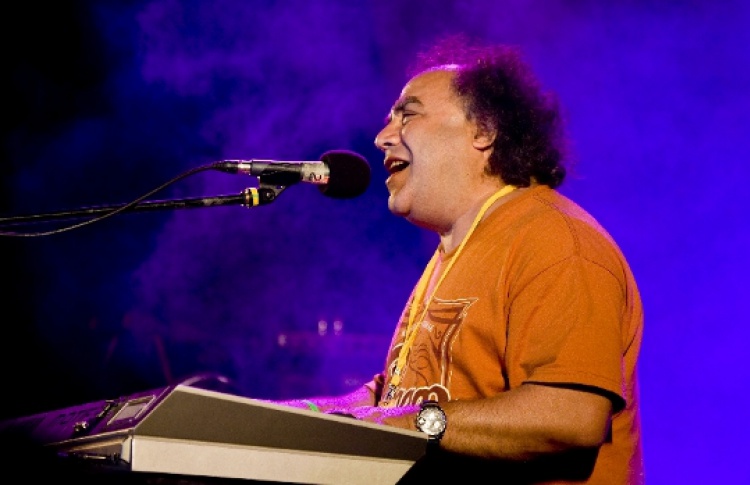 Сергей Манукян (вокал, клавиши) и группа