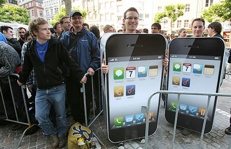 В Москве начались продажи iPhone 4: телефон по цене ноутбука