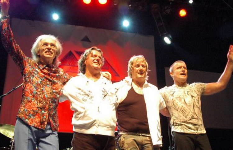 Asia. Carl Palmer (Emerson, Lake & Palmer, Великобритания), Steve Howe (Yes, Великобритания), Jonn Wetton (King Crimson, Великобритания), Geoff Downes (The Buggles, Великобритания)