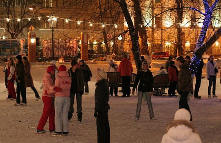 Почти 100 катков зальют в центре Москвы к Новому году