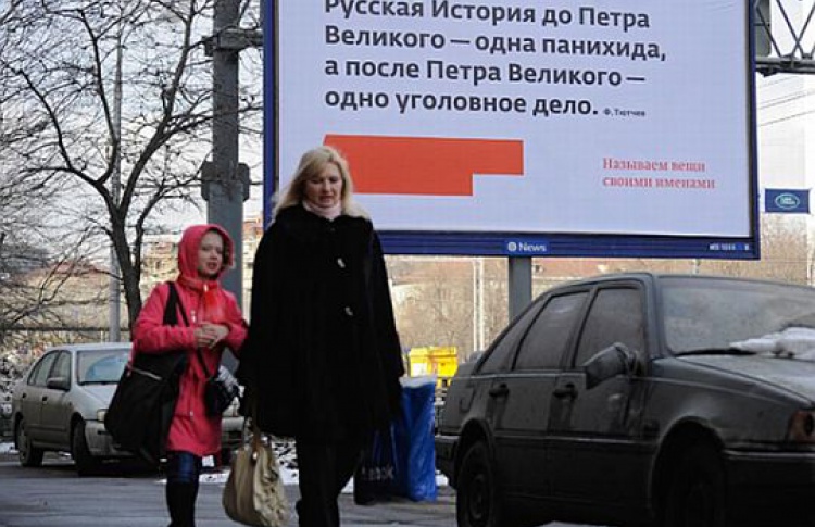 Зачем с улиц убрали рекламные щиты с Тютчевым?
