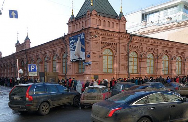 На какую выставку в Москве занимают очередь с утра?