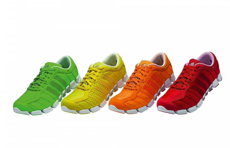 Яркие кроссовки Adidas