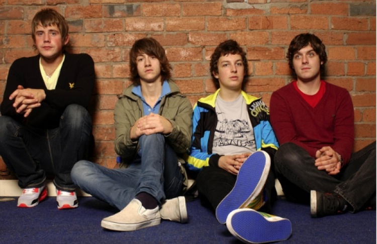 В США заклеят обложку Arctic Monkeys со словами «Пососи и увидишь»