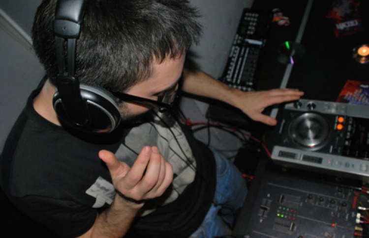 DJ Bar. DJs Al-Cubo (фанк, диско), Roma Dep (top 40, ню диско)