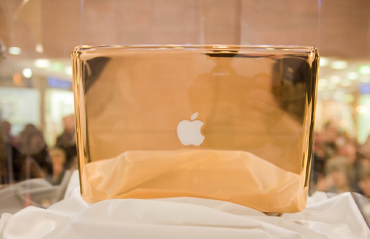 Золотой ноутбук MacBook Pro