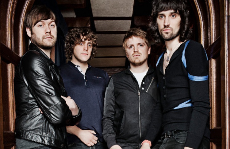 Kasabian перенесли концерт на осень