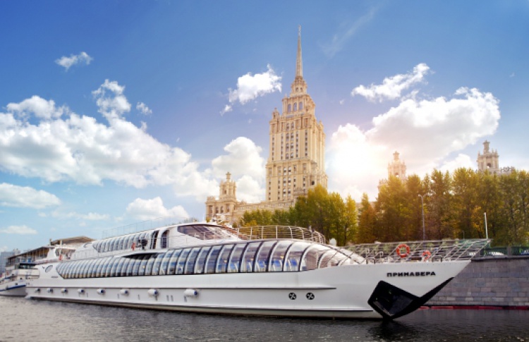 Яхта «Рэдиссон Ройал» будет курсировать по Москве-реке всю зиму