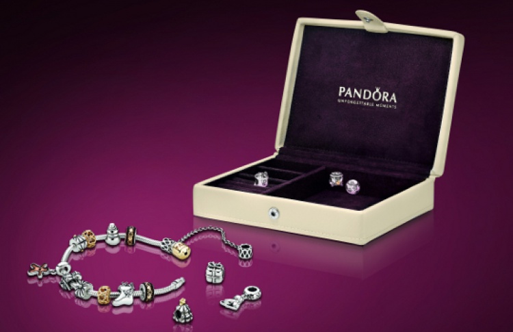 Pandora раздает новогодние подарки