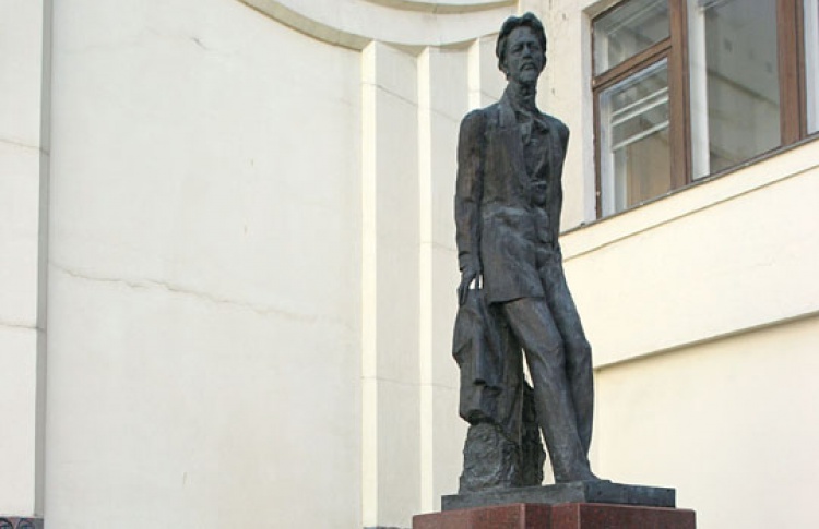 Памятник Чехову переезжает