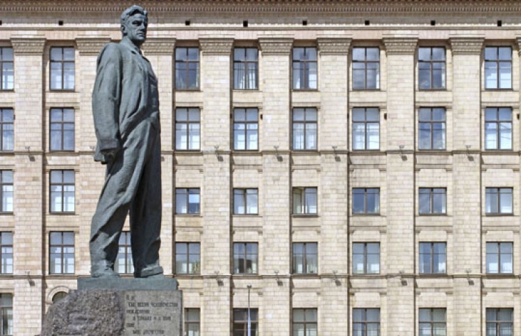 Триумфальную площадь избавили от забора