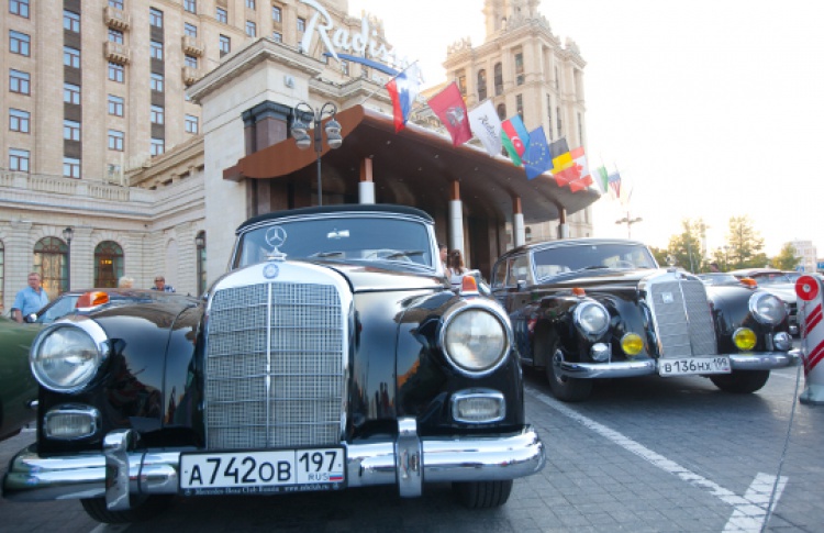 Заезд старинных авто