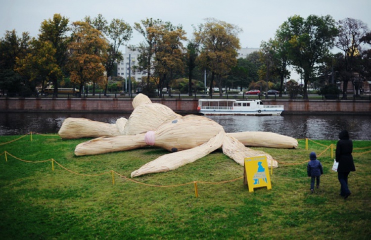 На Петропавловке загорает огромный заяц