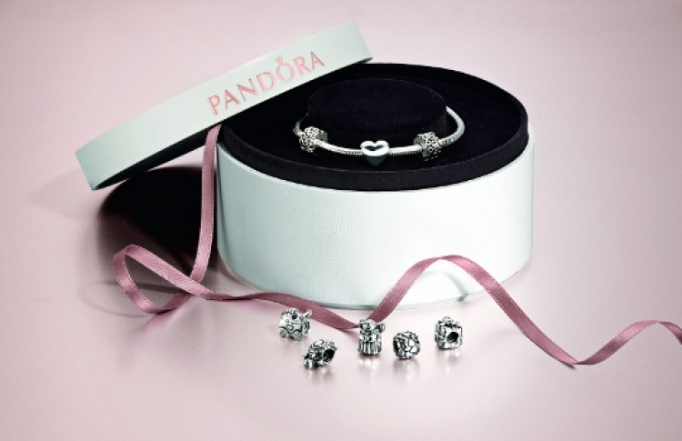 Pandora дарит клипсы и шкатулки