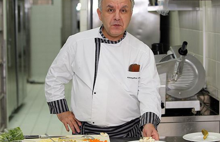 Cъесть перед игрой что-то жирное солянку, например, или наваристый борщ, это едва ли не должностное преступление