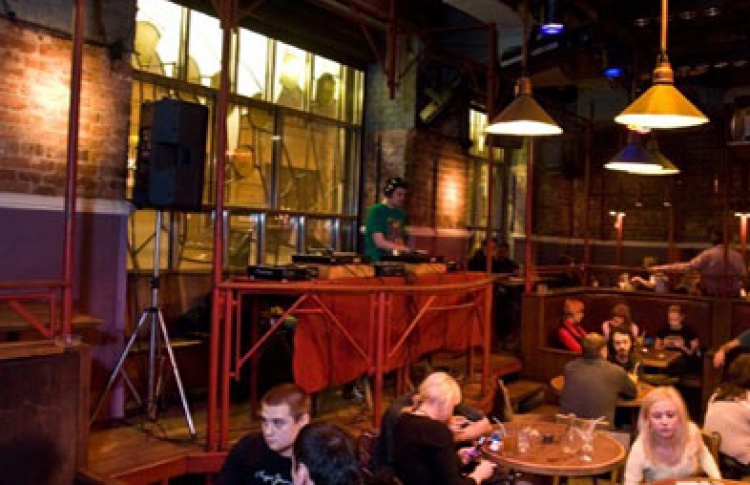 Kiss My Mondays: DJs Old Dog Николаев, Gatek