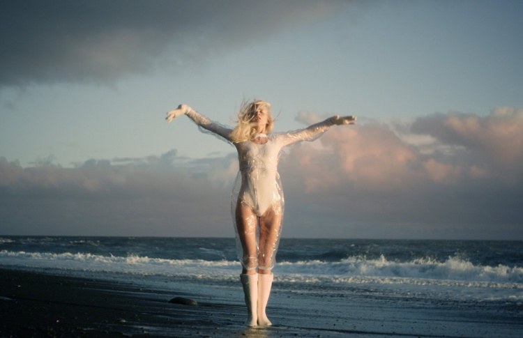 Клип дня: «Tap Your Glass» iamamiwhoami