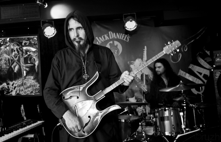 Secret Chiefs 3: "В музыке не обязательно открывать что-то новое - порой важно попытаться понять уже придуманное"