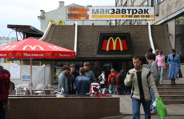 «Макдоналдс» требует снова открыть закрытые рестораны