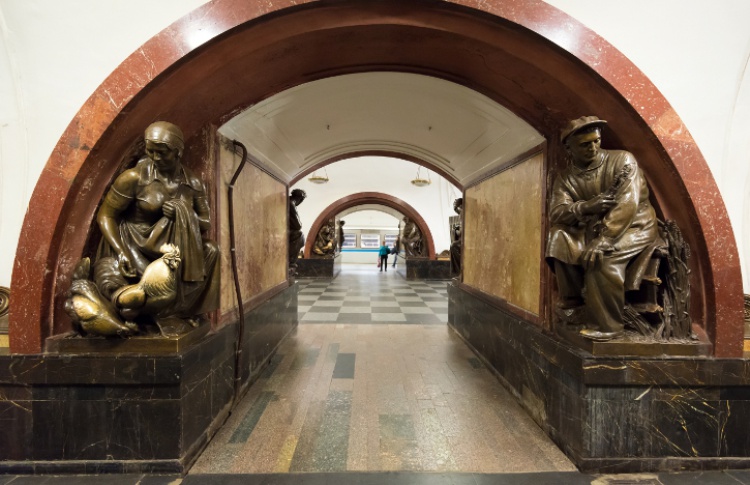 Усы Сталина, Инстаграм и мобильник: секреты дизайна станций метро