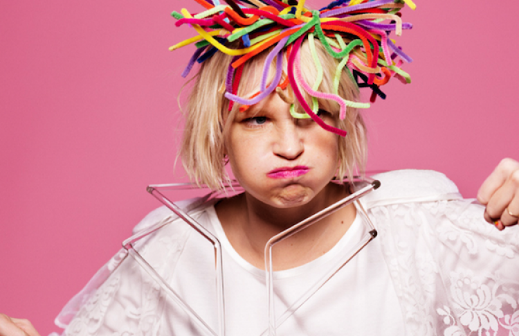 Песня дня — Sia «You're Never Fully Dressed Without а Smile»