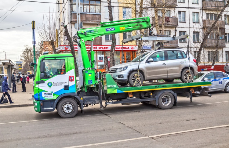 Автомобилисту, не давшему эвакуировать свою машину, грозит полгода ареста