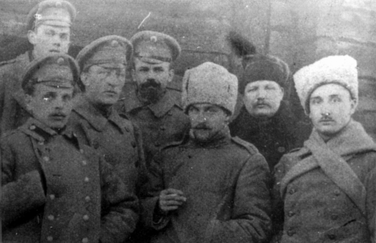 "Петроградское небо мутилось дождем, на войну уходил эшелон..."