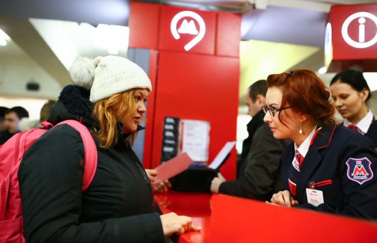В метро заработала первая «живая» информационная стойка