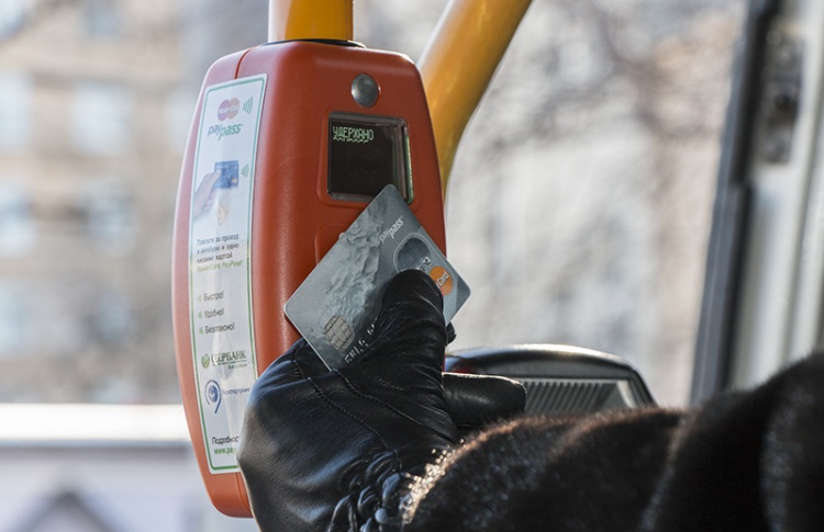 Проезд в автобусах теперь можно оплатить банковской картой