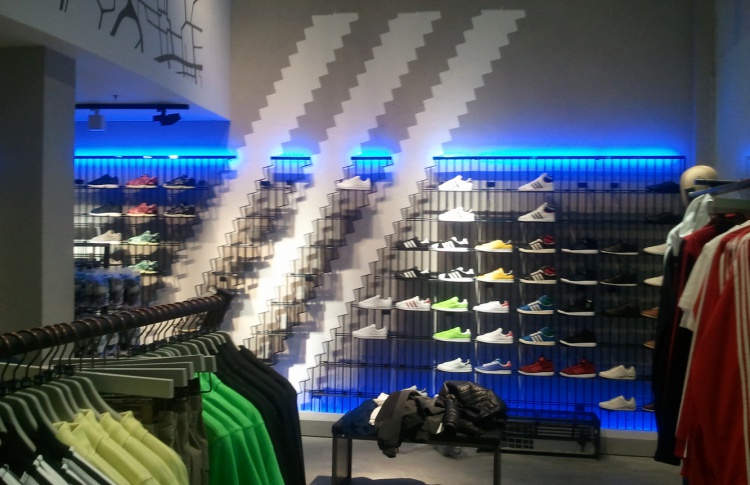 Компания Adidas закроет 200 магазинов в России