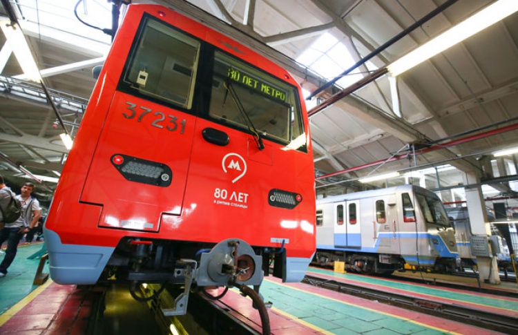 В метро появятся вагоны с зарядками для телефонов