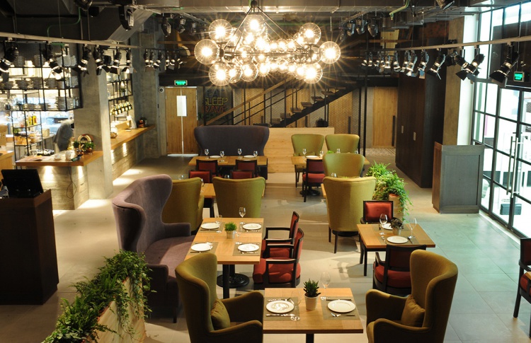 В новом Friendly bar & kitchen на Мичуринском цены вполне френдли