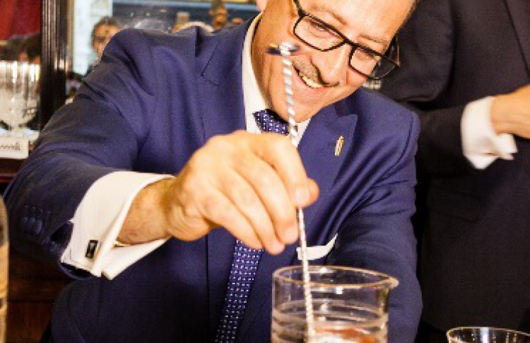 4 июня в баре Camparino в рамках #NegroniWeek«Маэстро» Сальваторе Калабрезе приготовил самый «старый» Negroni в мире!