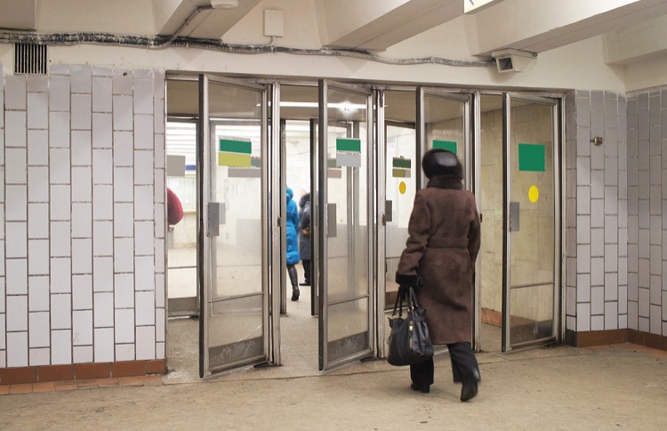 Двери в метро заменят на решетчатые