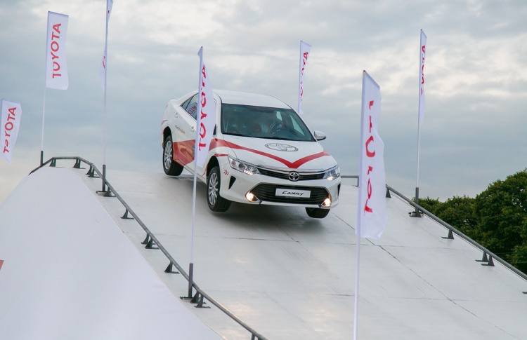Лидер сегмента бизнес-седанов Toyota Camry открыл себя с новой стороны новым клиентам бренда