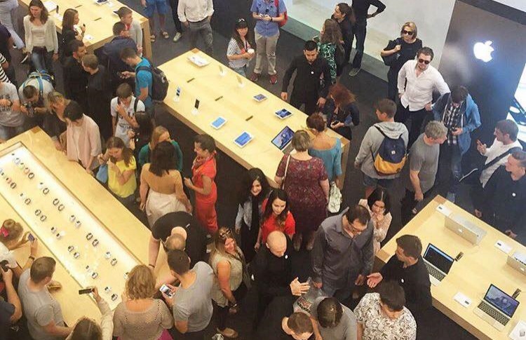 В первый магазин Apple в Москве выстроилась очередь