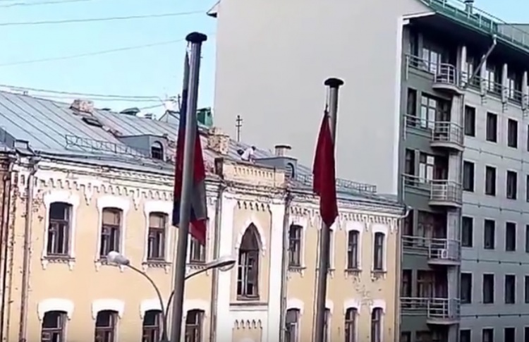 С крыши в центре Москвы сняли мужчину, кидавшего кирпичи на автомобили