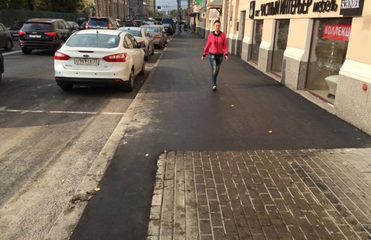 Плитку в центре города закатывают в асфальт