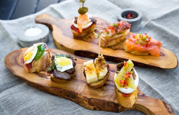 В новом Tapas + pintxos bar до конца октября готовит мишленовский шеф
