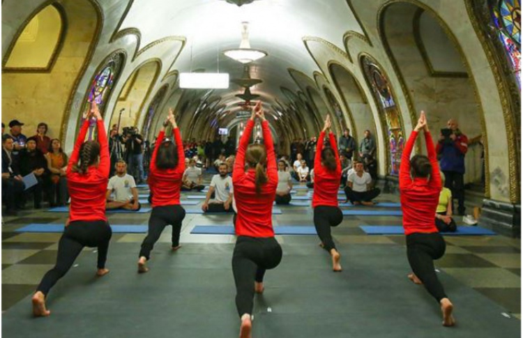 В Москве прошла «Ночь йоги в метро»