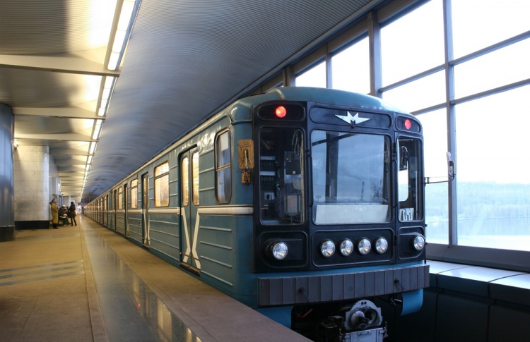 Уснувшего прямо в поезде машиниста уволили из метро