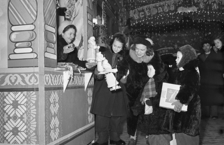 Главархив обнародовал новогодние фотографии старой Москвы