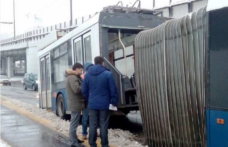 На Мичуринском проспекте развалился напополам троллейбус