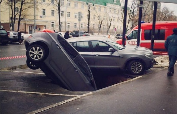Две машины на Алексеевской попали в трехметровую яму