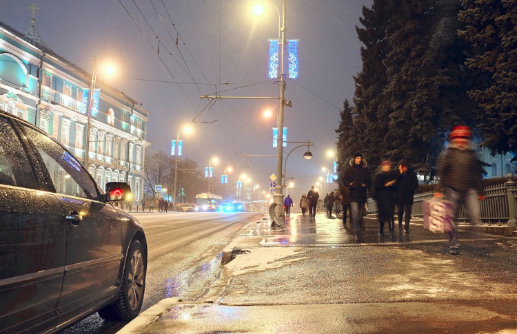 А вы на чем любите поскальзываться, на асфальте или на плитке?